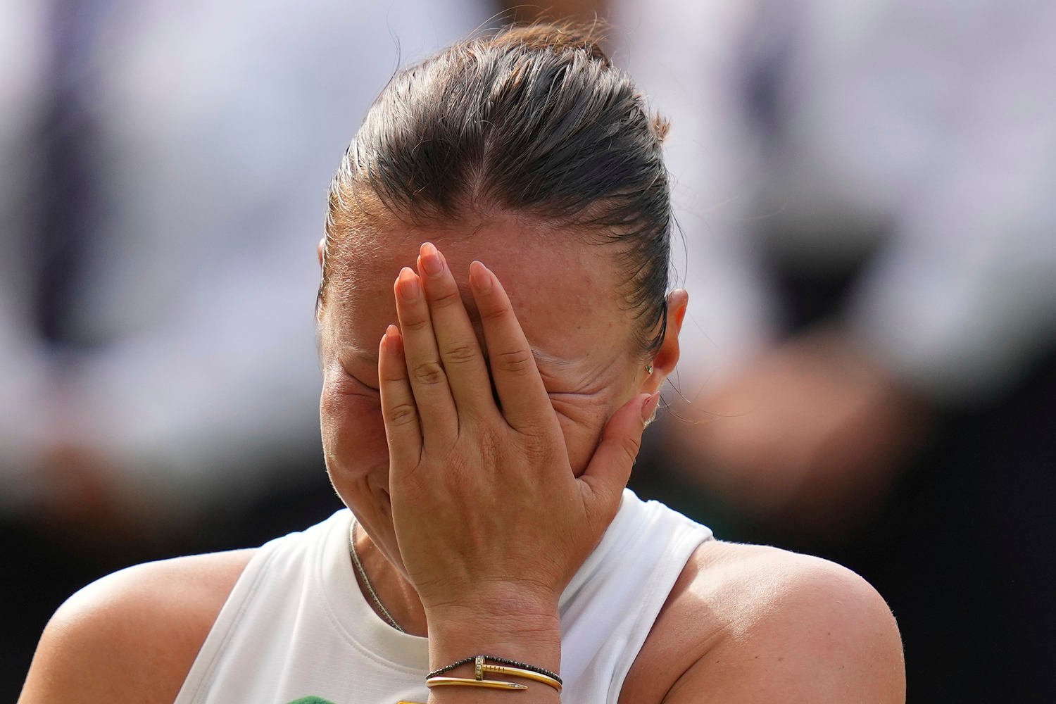 Amanda Anisimova thanks her mom through tears after loss in Wimbledon final