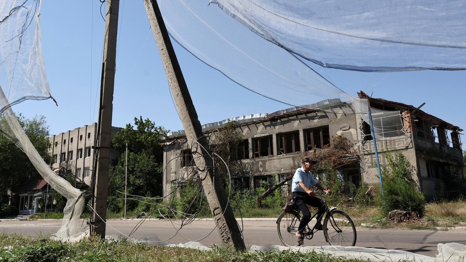 Russia launches new attacks on Ukraine with the countdown to a US peace deadline underway