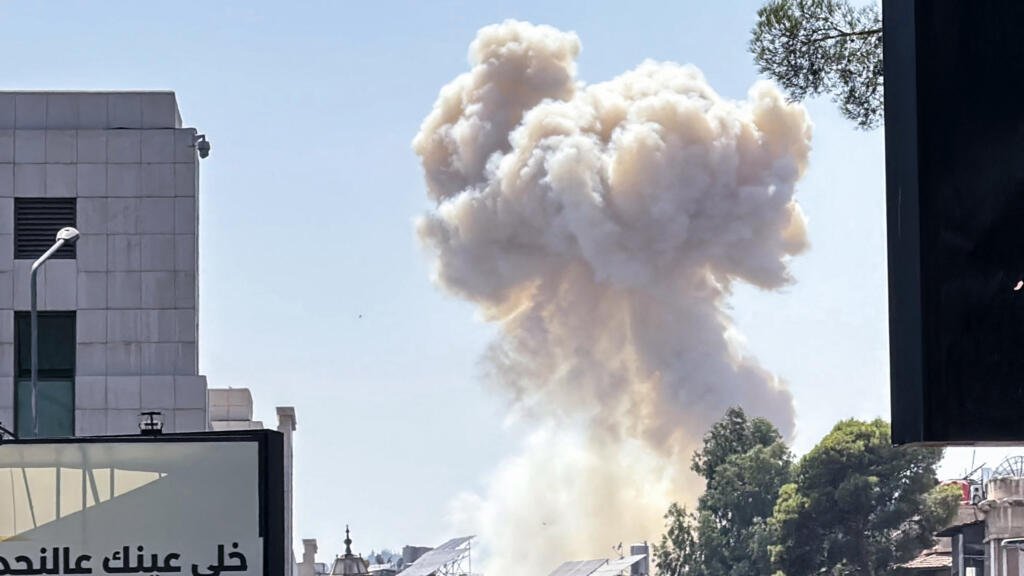 Israeli air strikes on Damascus hit Syrian army headquarters and near presidential palace